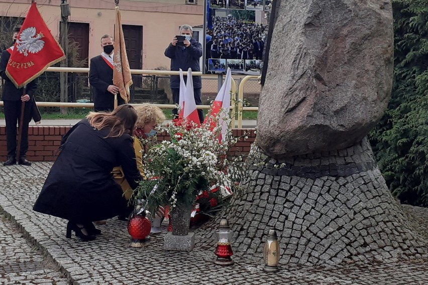 Obchody święta Konstytucji 3 Maja w gminie Trąbki Wielkie. Złożono kwiaty pod pomnikiem w Ełganowie