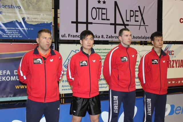 Olimpia-Unia Grudziądz, od lewej trener Piotr Szafranek, Huang Sheng-Sheng, Bartosz Such i Wang Yang. fot. Piotr A.Jeleń