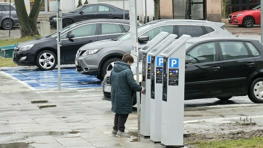 Kierowcy skarżą się na parkowanie na placu Wolności w Kielcach. Chwila nieuwagi i mandat 190 złotych. Zobacz zdjęcia 
