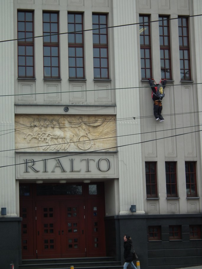 Przegląd Filmów Górskich: Alpinista na elewacji kinoteatru Rialto [ZDJĘCIA]