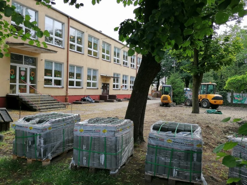 Ruszył remont placu zabaw przy Przedszkolu nr 2 w Wągrowcu. Zobacz zdjęcia 