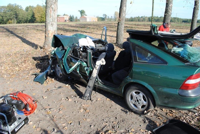 Wypadek w miejscowości Bukowe. Samochód uderzył w drzewo