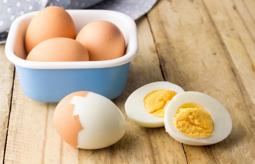 Porcja jaj ugotowanych na twardo, która dostarcza 240 kcal...
