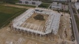 Powstaje jeden z najnowocześniejszych stadionów w Polsce. Trwają prace przy montażu konstrukcji dachu. Pierwsze mecze w 2024 roku