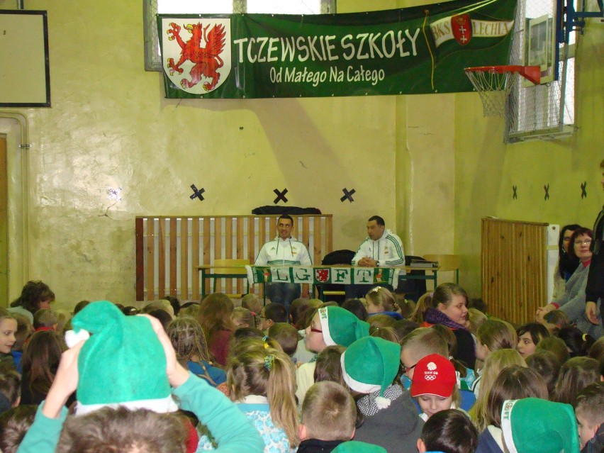 Do Szkoły Podstawowej nr 5 w Tczewie zawitali piłkarze Lechii Gdańsk. Odbyły się tam Mikołajki