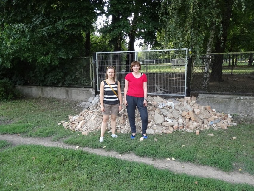 Klaudia Lewczuk i Ola Dolczewska przy bramie prowadzącej do...