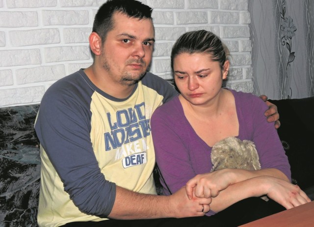 Kamil i Ewa Ostapkiewicz w pożarze domu stracili cały swój dobytek. Na szczęście, wszyscy, razem z 3-letnim synkiem zdołali się uratować.
