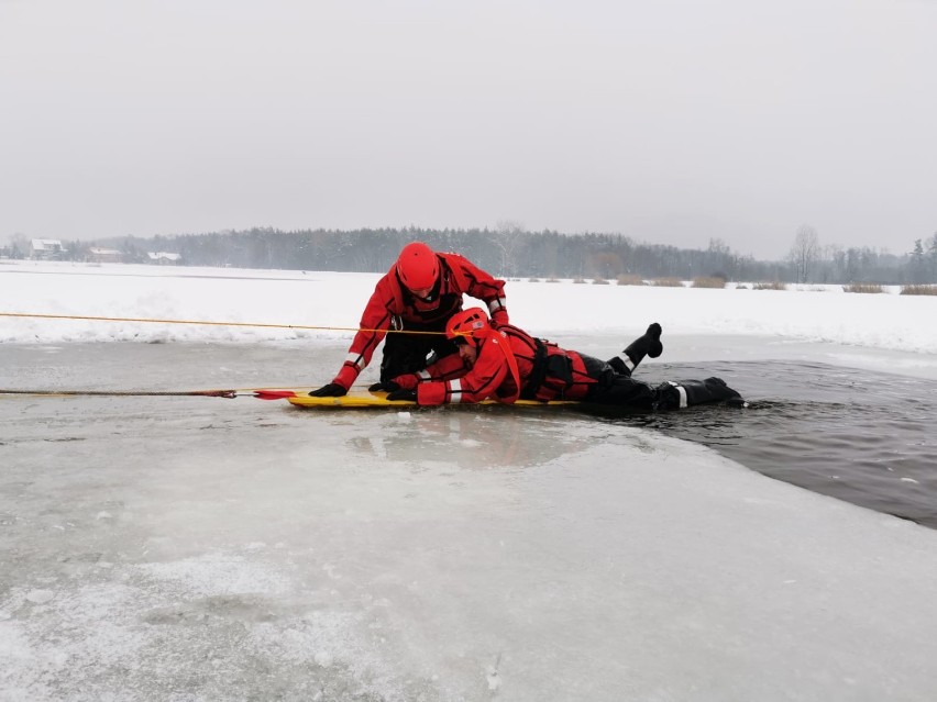 Strażacy ćwiczą ratownictwo na lodzie nad Kępiną w Zduńskiej Woli ZDJĘCIA