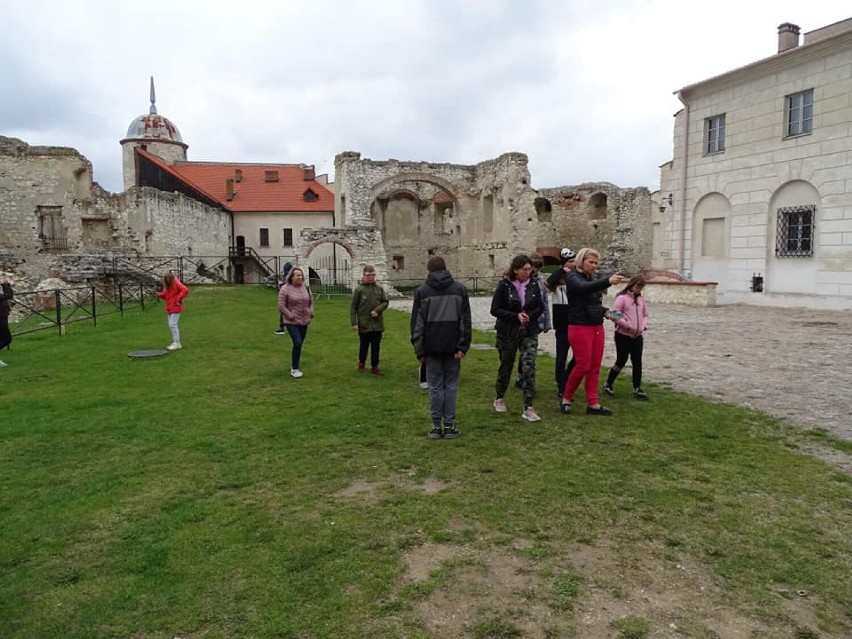 To była udana wycieczka. Uczniowie SOSW w Dorohusku zwiedzili malowniczy Kazimierz Dolny. Zobacz zdjęcia