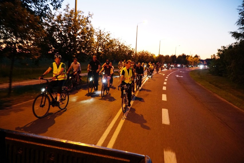 Ponad 750 osób wzięło udział w Nocnym Przejeździe Rowerowym w Skierniewicach. Organizatorzy mówią o rekordzie!