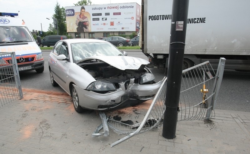 Wypadek na ul. Pabianickiej. Auto uderzyło w słup [ZDJĘCIA]