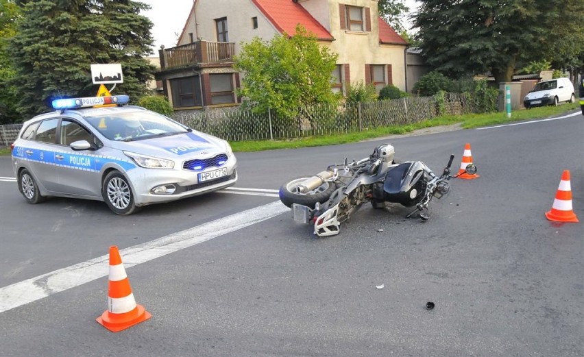 Wypadek osobówki i motoru na krzyżówce w Kawczynie