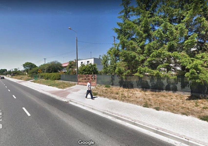 Mieszkańcy Barcina na zdjęciach Google Street View. Na...
