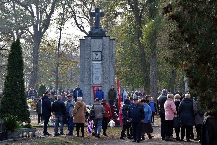 Cmentarz w Pakości 1 listopada odwiedziły tysiące...