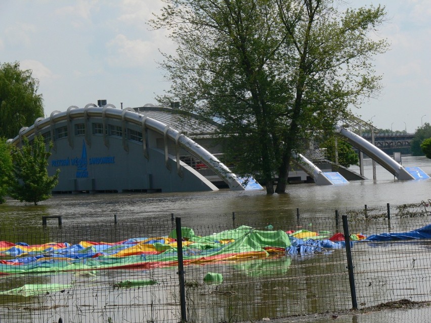Prawie w całości  zatopiony został budynek Ośrodka Sportu i...