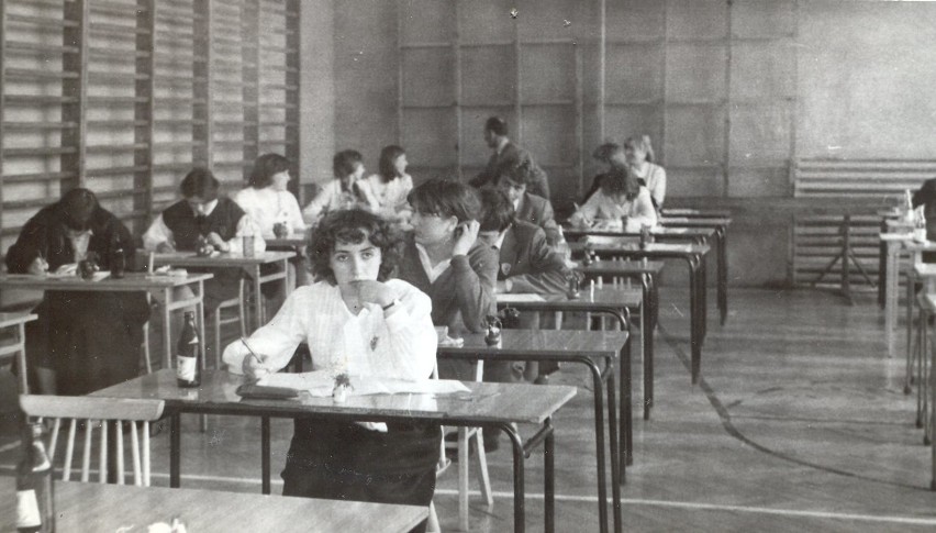 Archiwalne zdjęcie z matury w liceum w Golubiu-Dobrzyniu...