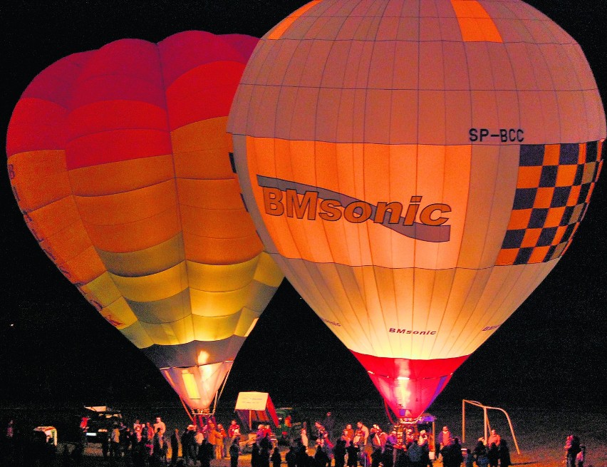 Niezwykłym widowiskiem jest nocny pokaz balonów
