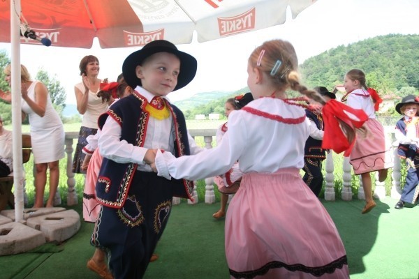 Dom Opieki Całodobowej w Dąbrowej: dzieci zatańczyły dla seniora [ZDJĘCIA]