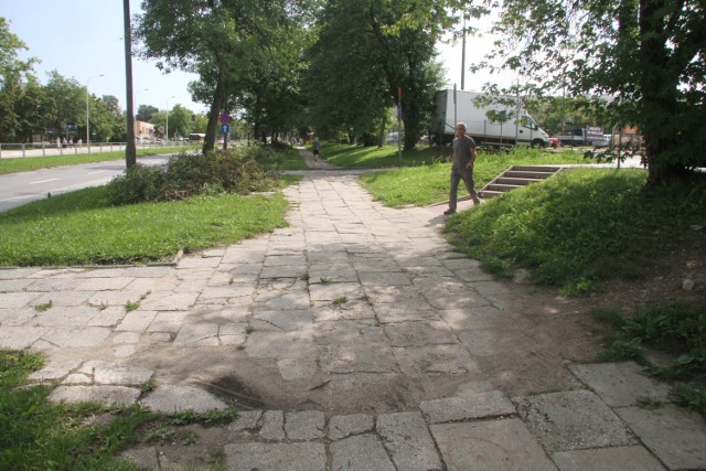 Na ulicy Orkana remontowana jest tylko jedna strona chodnika, a ta druga też wymaga modernizacji.