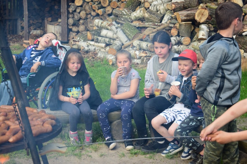 Biskupin. Muzealnicy i mieszkańcy wsi niosą pomoc uchodźcom z Ukrainy. W jaki sposób? Oto relacja i zdjęcia