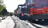 Zrywają asfalt na ulicy Gdańskiej koło ratusza. Zdjęcia, wideo