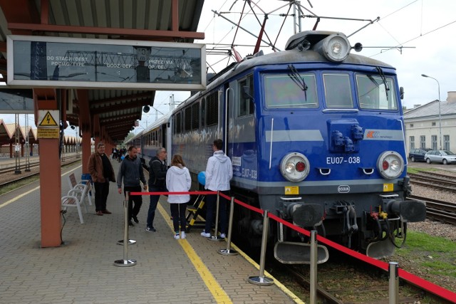 Do ogólnopolskiej akcji promującej projekty zrealizowane dzięki dofinansowaniu Unii Europejskiej dołączyło PKP Intercity. 10 maja na stacji Przemyśl Główny narodowy przewoźnik kolejowy zaprezentował tabor pasażerski i techniczny, który udało się zmodernizować lub zakupić przy pomocy unijnych środków. 

Pociąg można zobaczyć w piątek do godz. 18.

Zobacz także: PKP Intercity wstrzymuje sprzedaż wakacyjnych biletów. Podróżni mogą stracić zniżki
