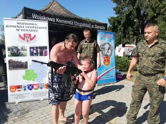 Wojsko namawiało do zostania żołnierzem na... basenach w Zduńskiej Woli i Sieradzu