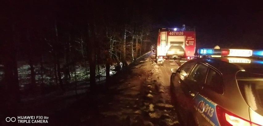 Dachowanie koło Jasienia. Uważajcie na drodze.