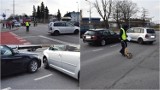 Wypadek w centrum Tarnowa. Na skrzyżowaniu ul. Krakowskiej z Kochanowskiego zderzyły się dwa auta. Jedna osoba trafiła do szpitala [ZDJĘCIA]