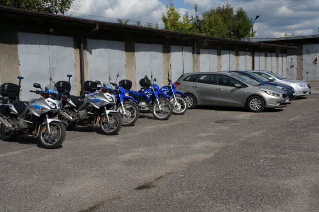 Dąbrowska policja dostała dwa nowe radiowozy i trzy motocykle