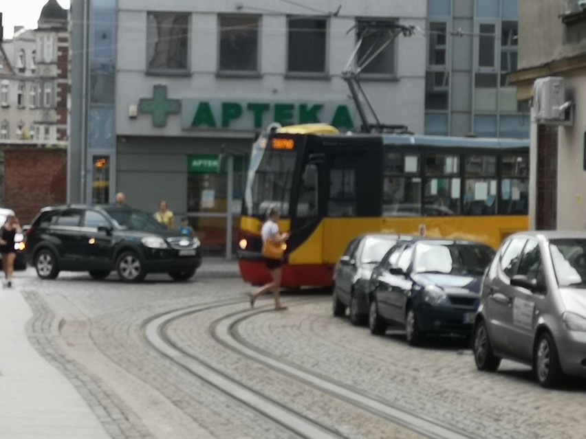 Wypadek na starówce w Grudziądzu. Samochód zderzył się z tramwajem