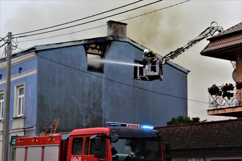 Pożar w kamienicy przy ulicy Poznańskiej. W budynku mogła zostać jedna osoba