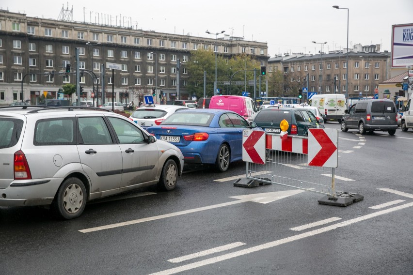 Ogromne korki w Krakowie. Policja przejmuje skrzyżowania [ZDJĘCIA]