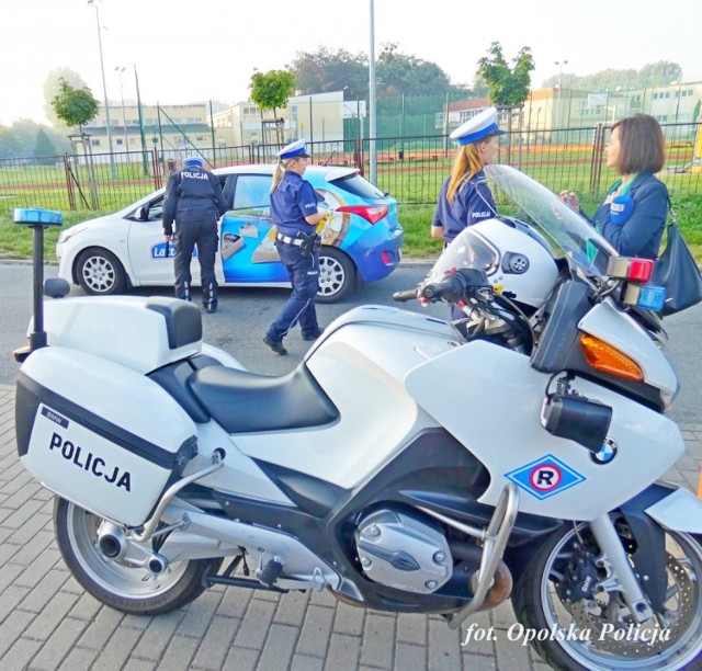 Policjanci z Opola prowadzą profilaktyczne akcje pod szkołami.