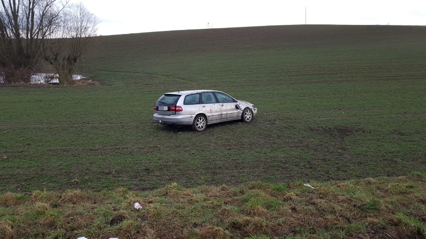 Dachowanie samochodu w Czeczewie pod Grudziądzem. Dwie osoby ranne