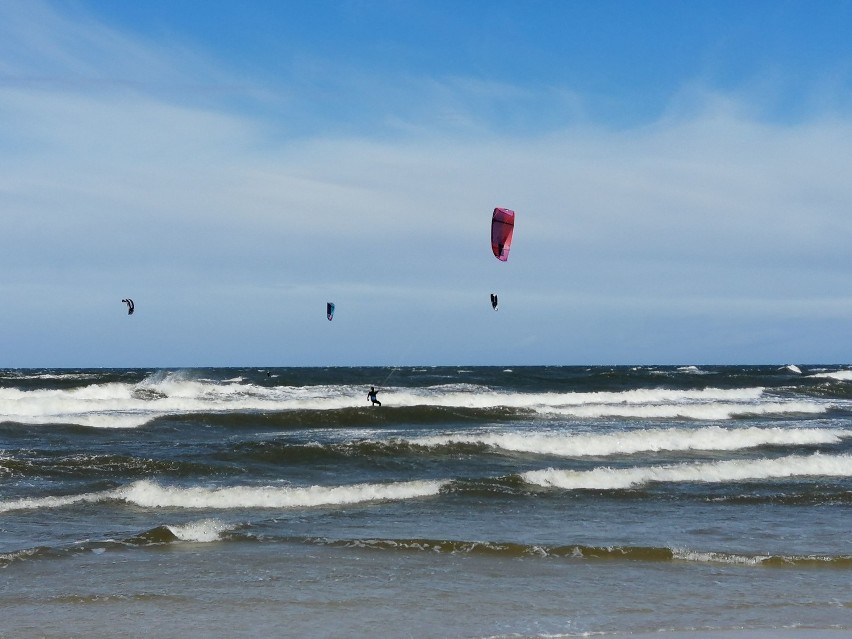 Ale wiało w Kołobrzegu! Kitesurferzy ruszyli na plażę. Korzystali z wiatru, fal i słońca