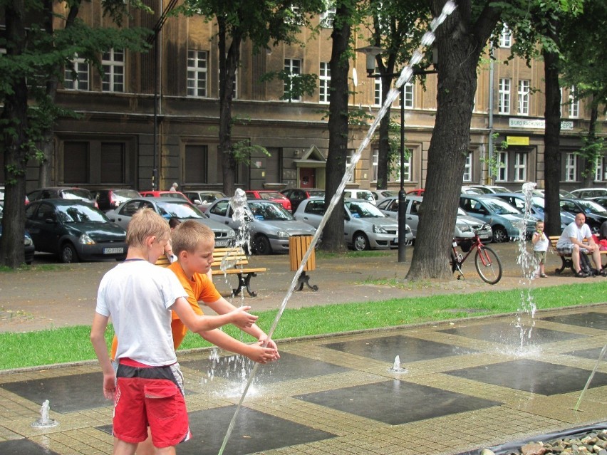 Upały w mieście? W ochłodzie pomóc mogą fontanny, jak ta na Placu Piłsudskiego w Gliwicach