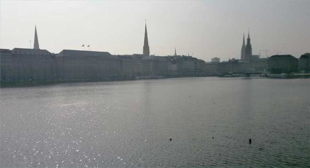 Binnenalster. W tle ratusz w Hamburgu
Fot. Andrzej Szelbracikowski