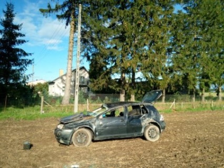 Auto wypadło z jezdni i zatrzymało się w polu