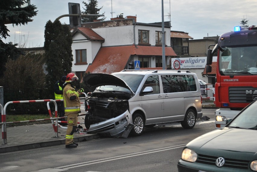 Niebezpieczne zdarzenie na skrzyżowaniu. Bus zderzył się z osobówką