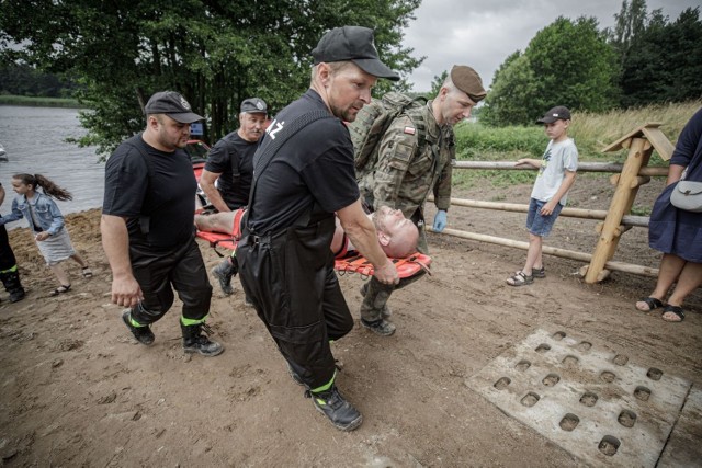W ćwiczeniach na terenie gminy Książki brali udział strażacy ochotnicy z powiatu wąbrzeskiego oraz żołnierze Wojsk Obrony Terytorialnej