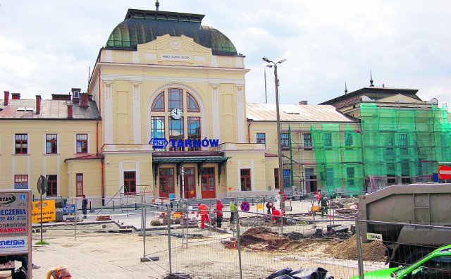 Fasada dworca została już odnowiona. W tym momencie główne prace prowadzone są przed budynkiem