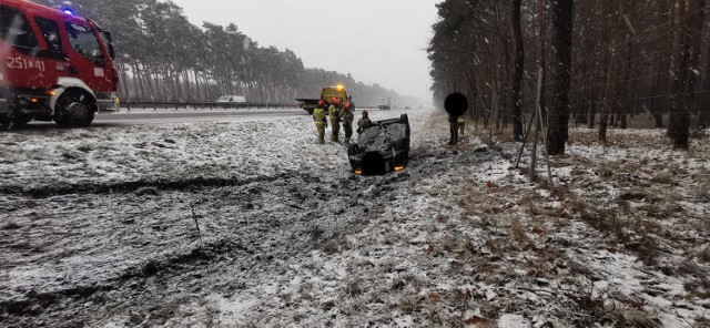 Auto osobowe wylądowało w rowie i na dachu na ul. Jana Pawła II w Bydgoszczy.