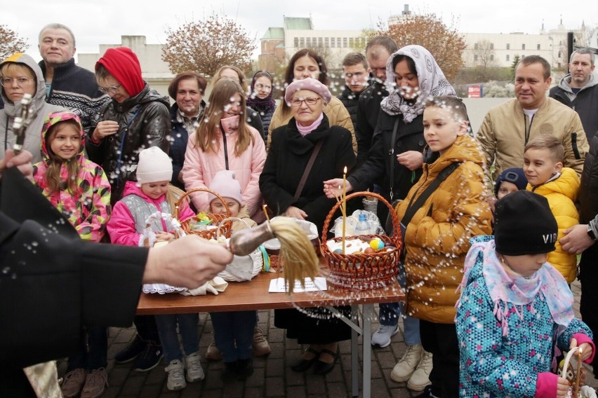 Lublin. Święcenie pokarmów w cerkwi katedralnej pw. Przemienienia Pańskiego. Fotorelacja