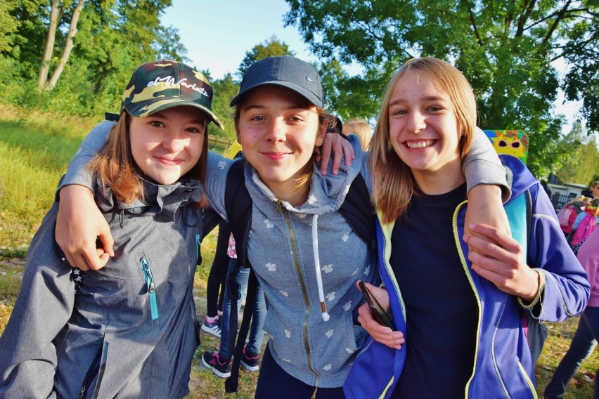 Rajd Szlakiem Walk nad Wartą 2018. 12-kilometrową trasę poprowadzoną po terenie pow. zduńskowolskiego ruszyło blisko 400 osób  (zdjęcia)