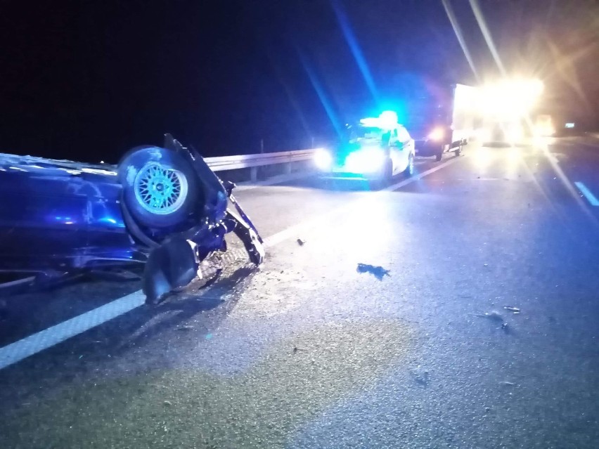 Dachowanie BMW na autostradzie A1 pod Włocławkiem. 3 osoby trafiły do szpitala [zdjęcia]