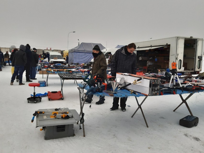 Targowisko na ulicy Bakałarzewskiej w Suwałkach. Kupcy wracają na bazar [Zdjęcia]