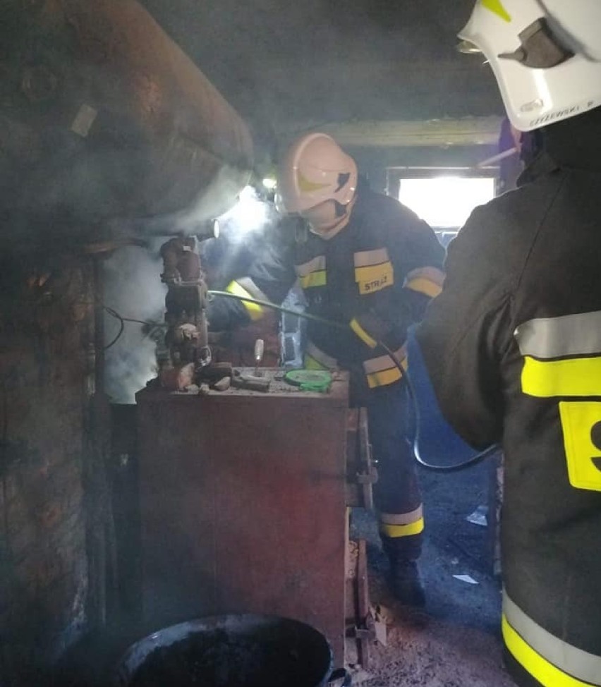 Strażacy interweniowali w Buszkowicach w powiecie przemyskim. Paliła się sadza w przewodzie kominowym [ZDJĘCIA]
