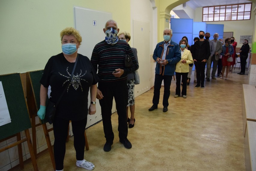 Kolejka głosujących w Szkole Podstawowej nr 1 w Szczecinku