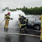 Pożar samochodu na autostradzie. Renault stanął w ogniu. Jak dochodzi do pożarów aut? 